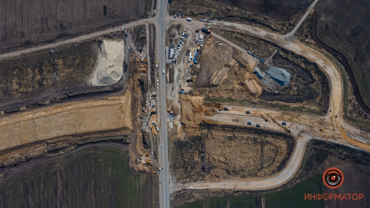 Над возведением путепровода работают около тридцати человек и 15 единиц техники