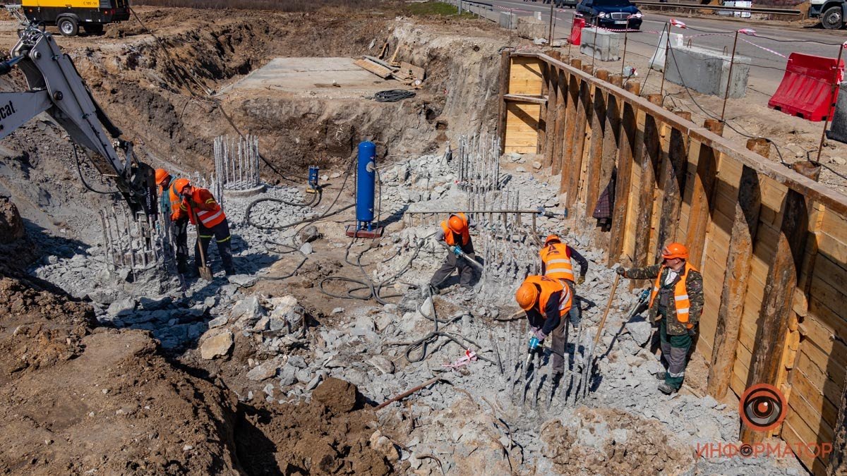 Заливают бетон в буронабивные столбы будущей эстакады