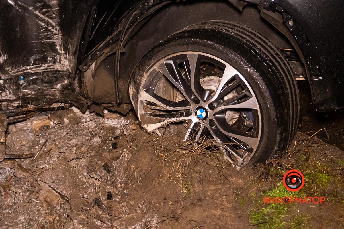 BMW X5 снес электроопору BMW X5 снес электроопору