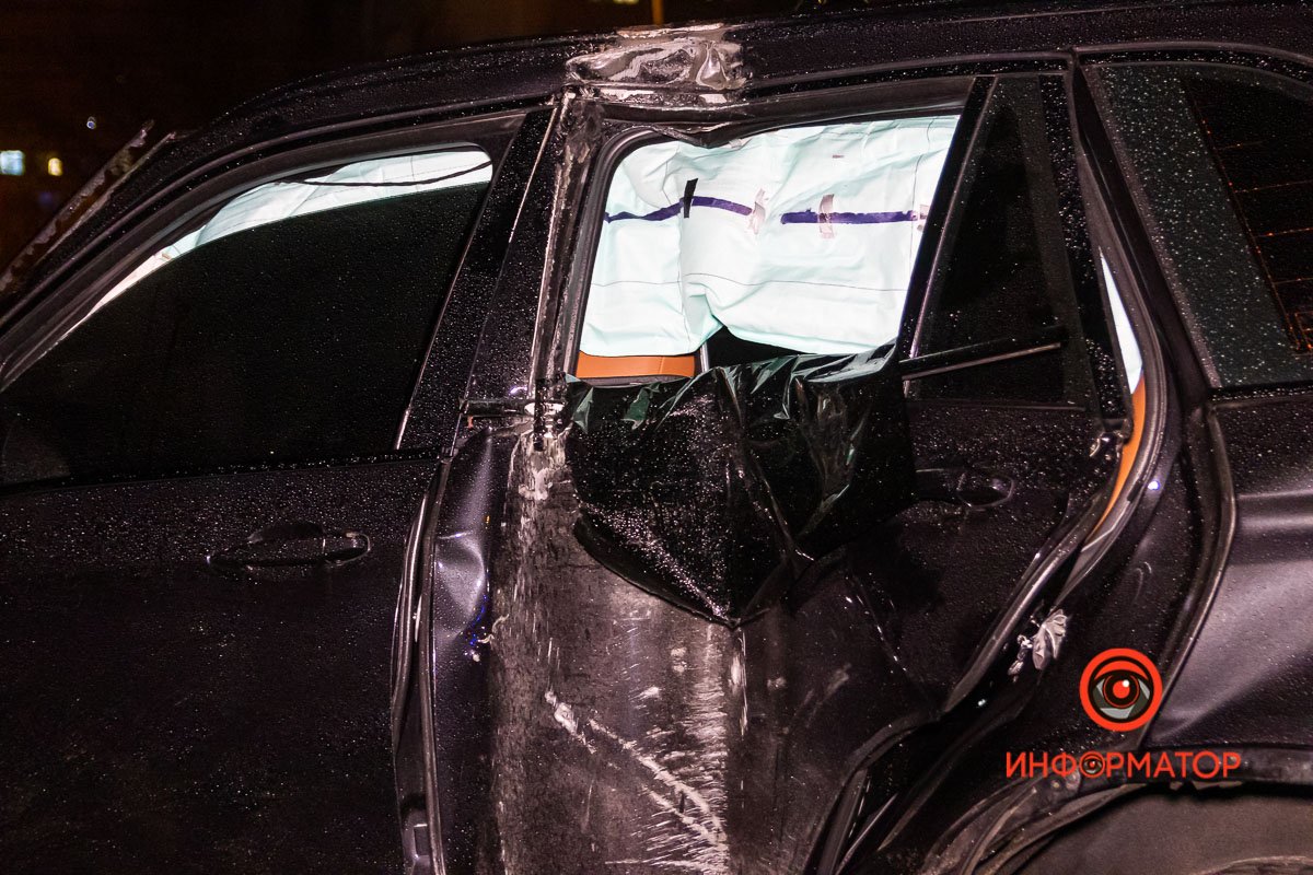 Удар пришелся на заднюю левую дверь Удар пришелся на заднюю левую дверь