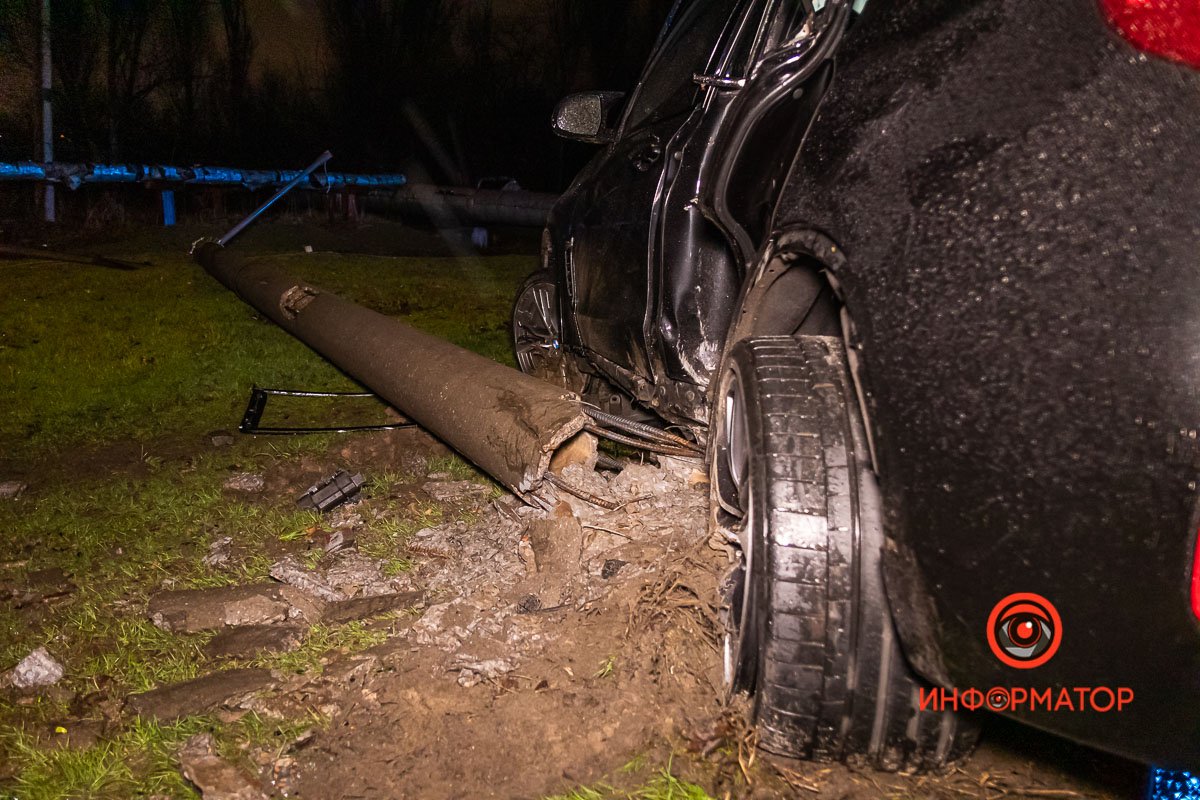 Упавший столб оборвал провода Упавший столб оборвал провода