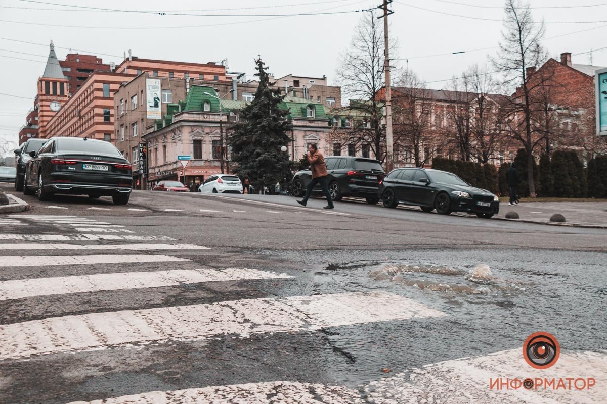 На пересечении проспекта Яворницкого и улицы Баррикадной прорвало канализацию На пересечении проспекта Яворницкого и улицы Баррикадной прорвало канализацию