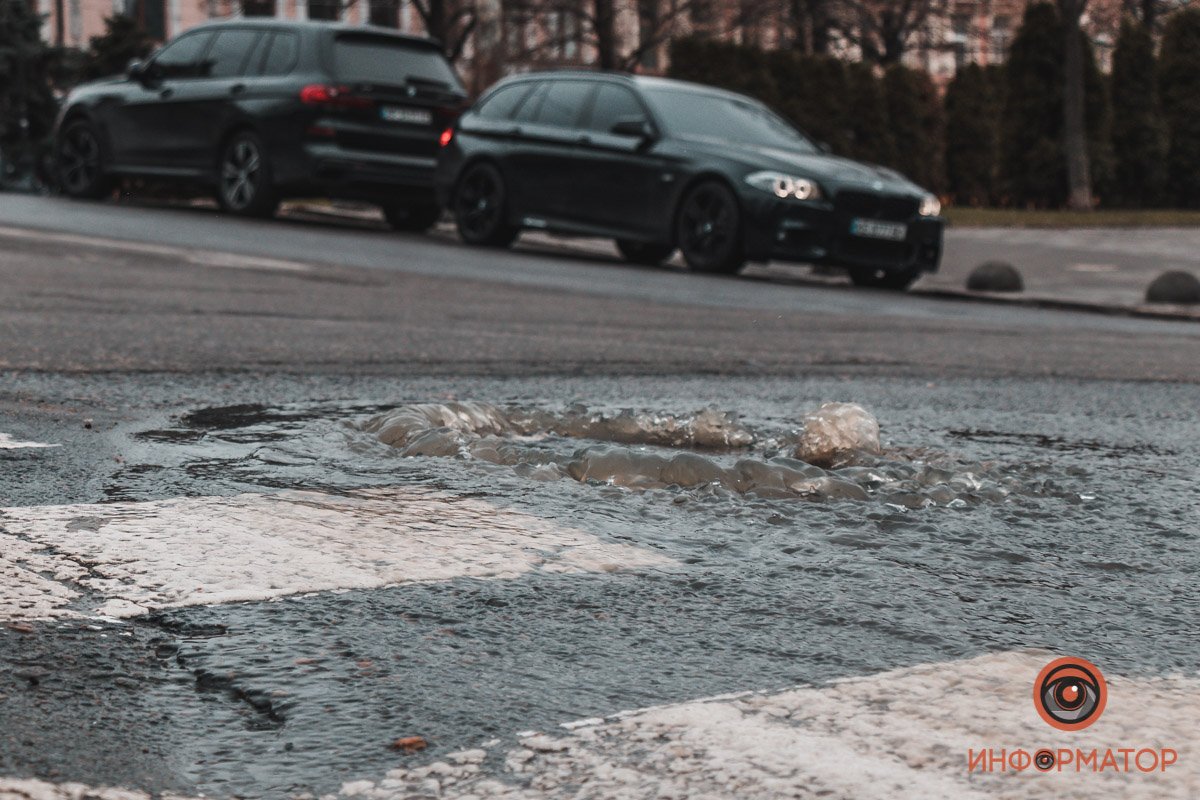 Из-под люка бежит вода Из-под люка бежит вода