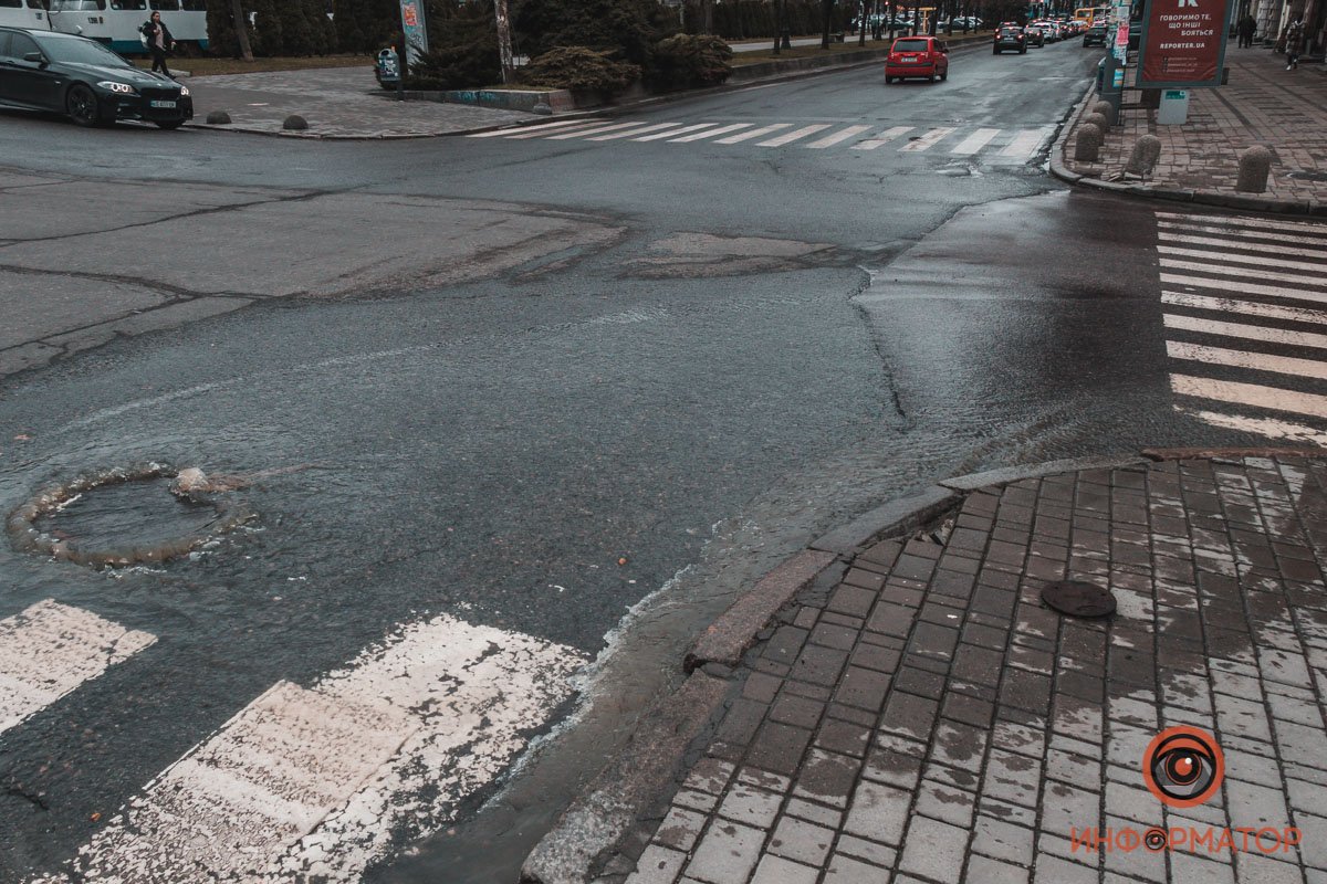 Заливает проезжую часть Заливает проезжую часть