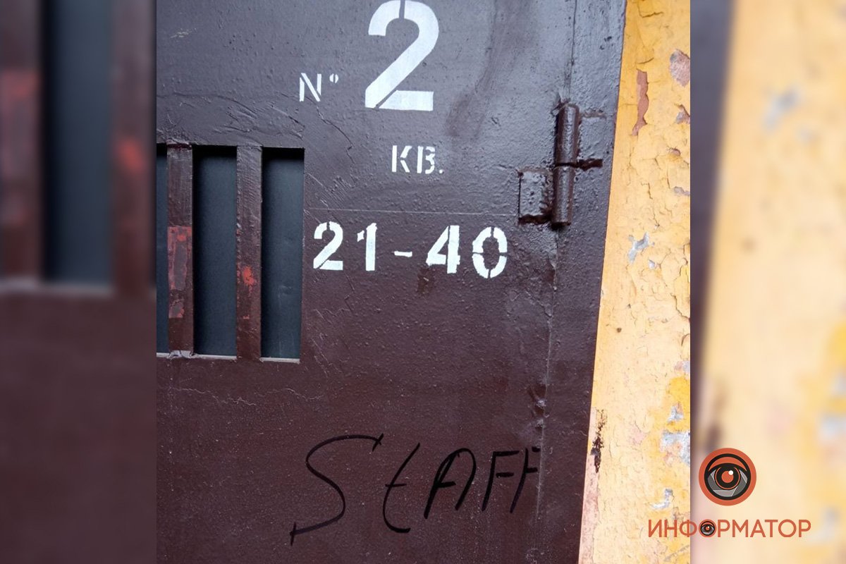 В Днепре подростки изуродовали детскую площадку: жильцы готовят обращение в полицию 1