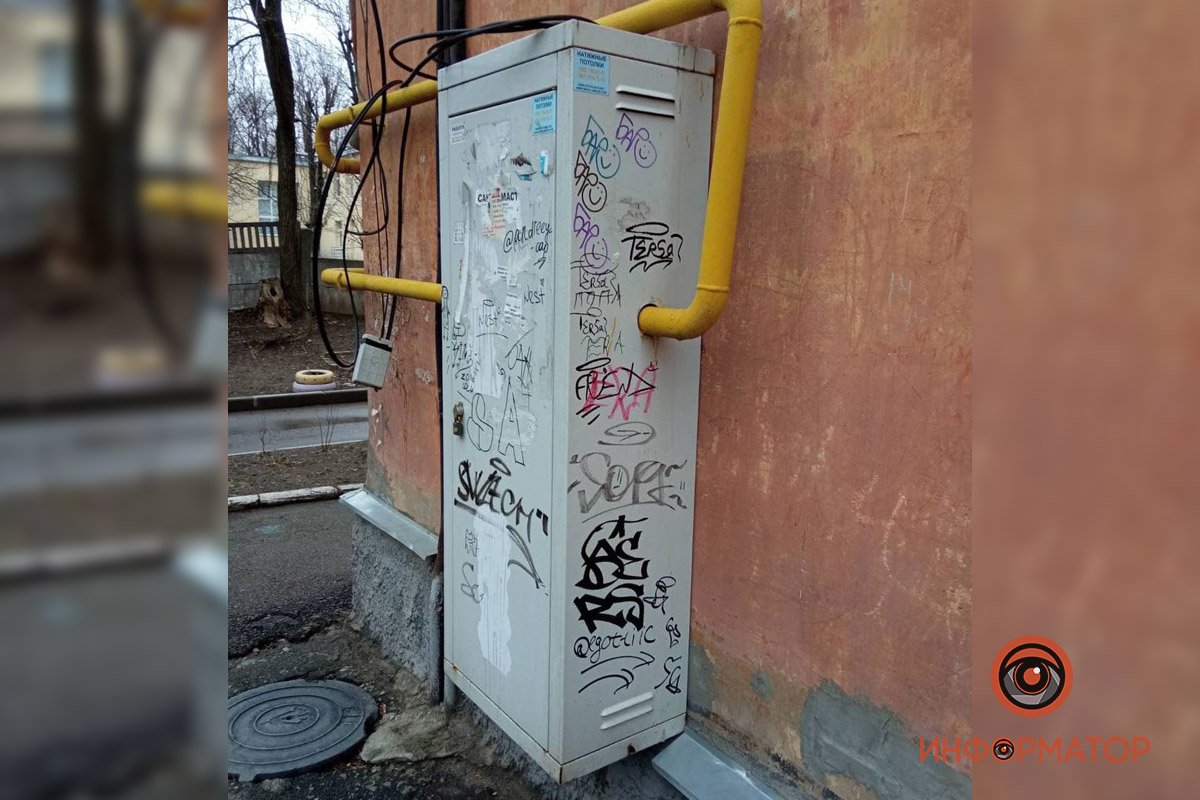 В Днепре подростки изуродовали детскую площадку: жильцы готовят обращение в полицию 3