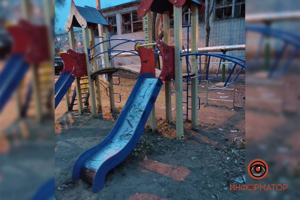 В Днепре подростки изуродовали детскую площадку: жильцы готовят обращение в полицию 4