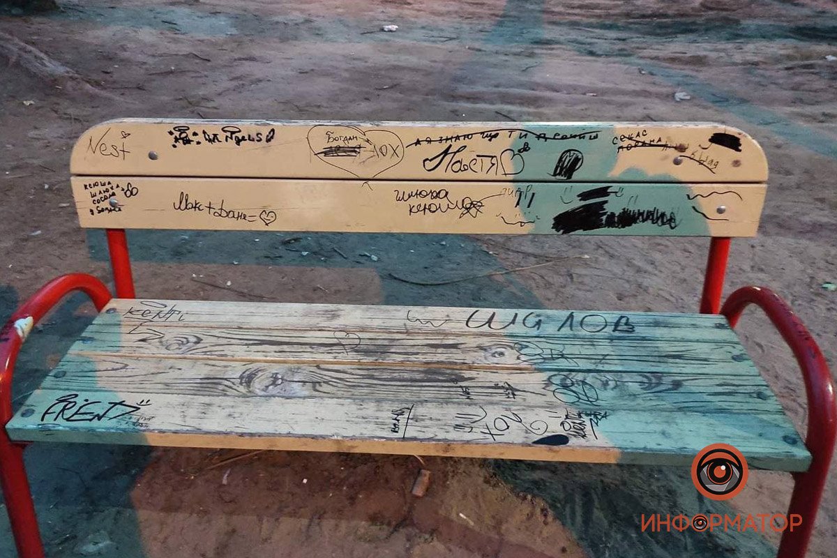 В Днепре подростки изуродовали детскую площадку: жильцы готовят обращение в полицию 5