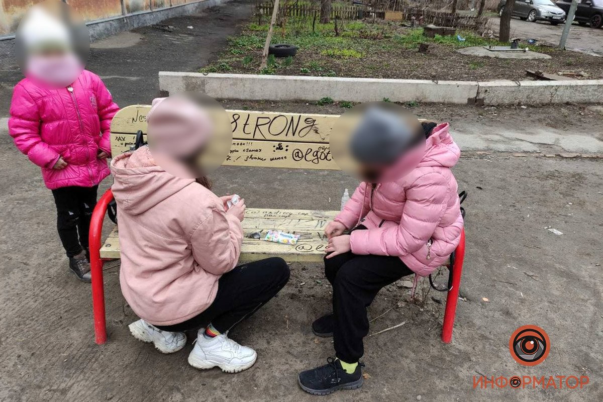 В Днепре подростки изуродовали детскую площадку: жильцы готовят обращение в полицию 10