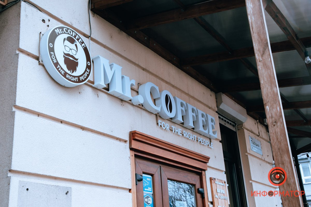 Предлагает людям скидку