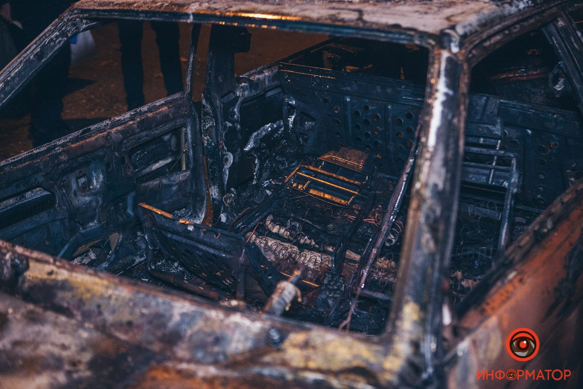 В гаражном кооперативе на Тополе в Днепре полностью сгорел ВАЗ: охранник пытался тушить пламя 2