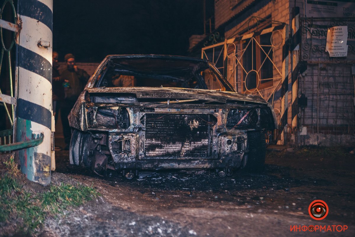 В гаражном кооперативе на Тополе в Днепре полностью сгорел ВАЗ: охранник пытался тушить пламя 3