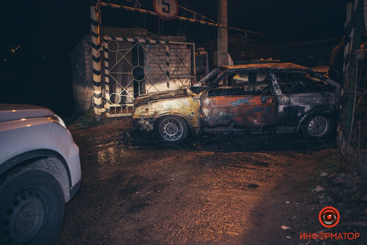В гаражном кооперативе на Тополе в Днепре полностью сгорел ВАЗ: охранник пытался тушить пламя 5