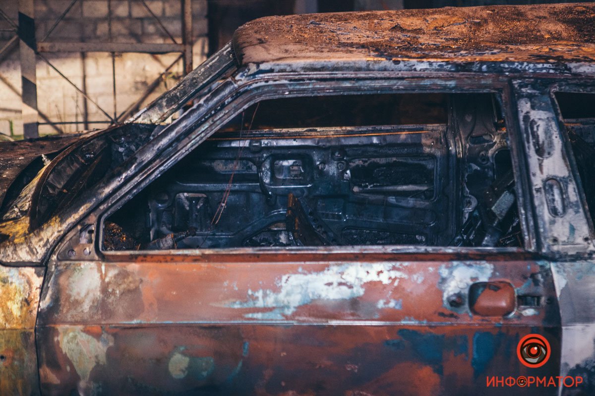 В гаражном кооперативе на Тополе в Днепре полностью сгорел ВАЗ: охранник пытался тушить пламя 6