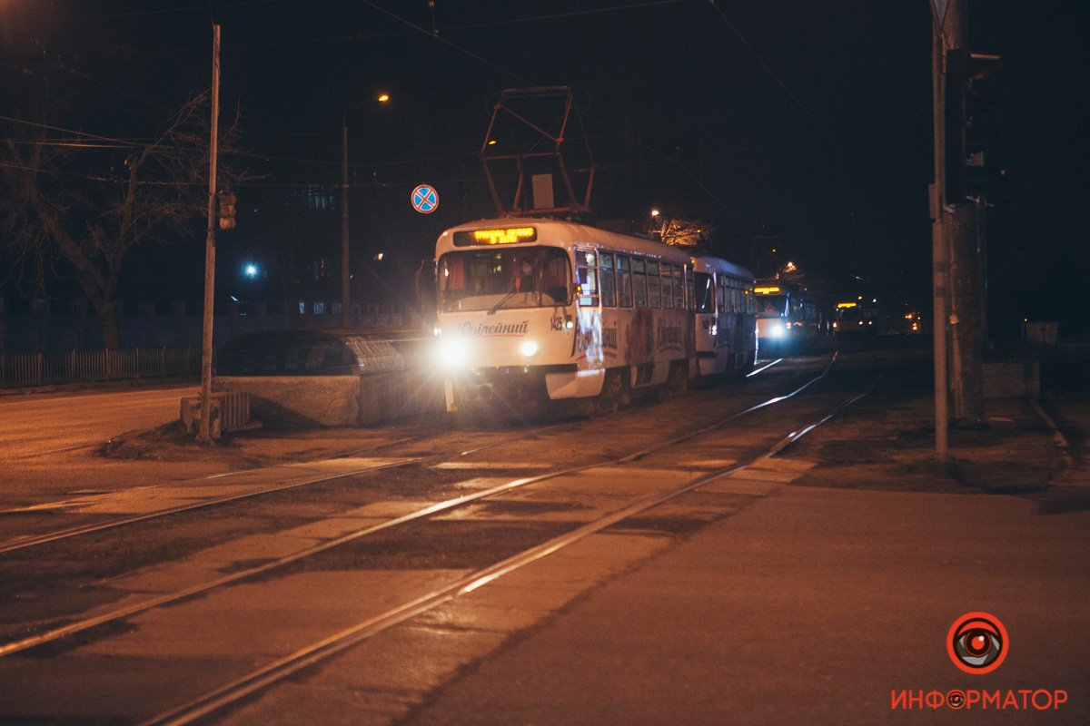 На пересечении Титова и Макарова маршрутка №106 въехала в ограждение На пересечении Титова и Макарова маршрутка №106 въехала в ограждение