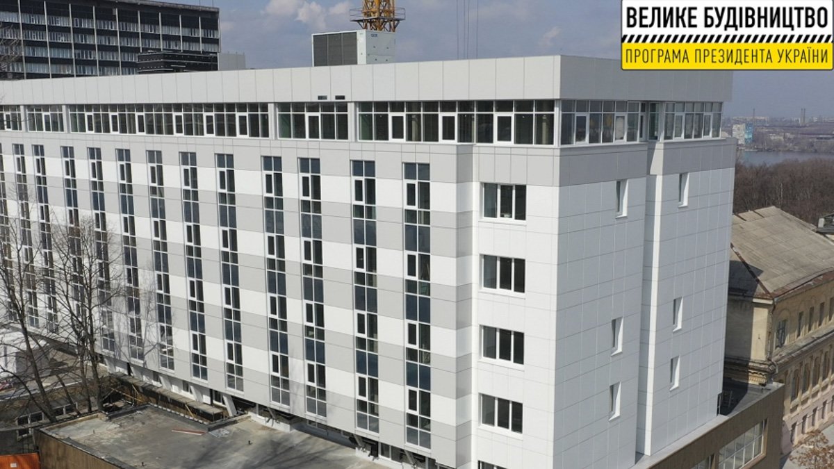 7-этажное здание 5-й детской больницы почти все – с термомодернизированным фасадом 7-этажное здание 5-й детской больницы почти все – с термомодернизированным фасадом