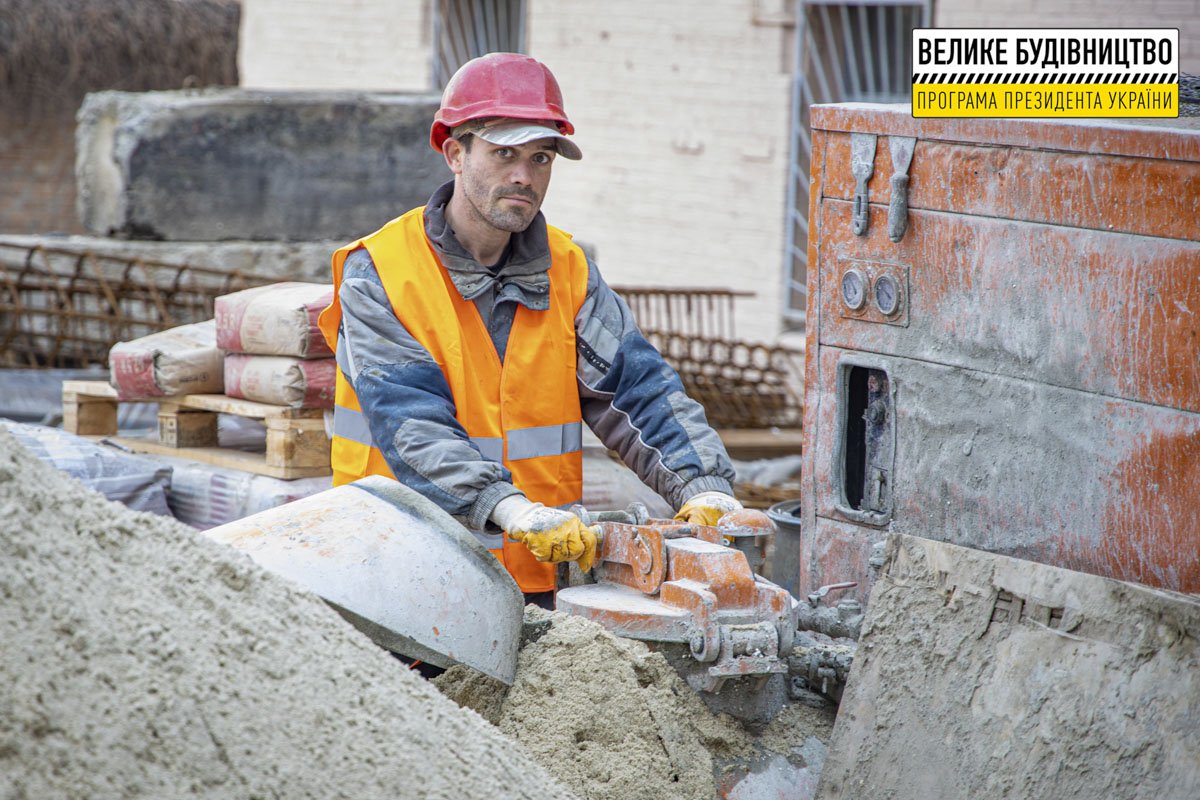 Подрядчики облицовывают цоколь Подрядчики облицовывают цоколь