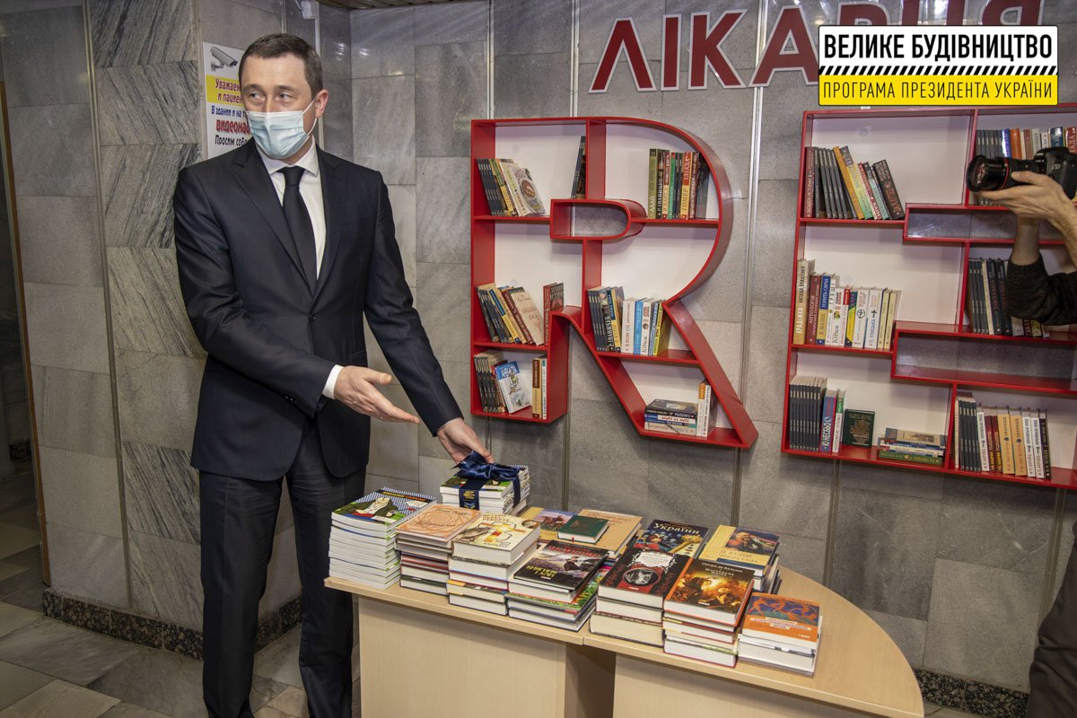 Уже несколько лет в фойе хирургического корпуса больницы имени Мечникова работает буккроссинг Уже несколько лет в фойе хирургического корпуса больницы имени Мечникова работает буккроссинг