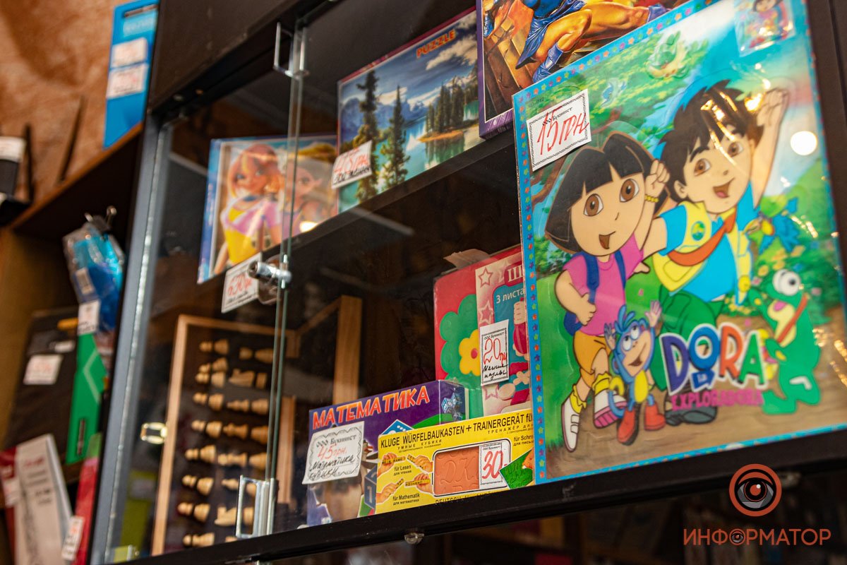 Кроме книг тут торгуют и канцтоварами