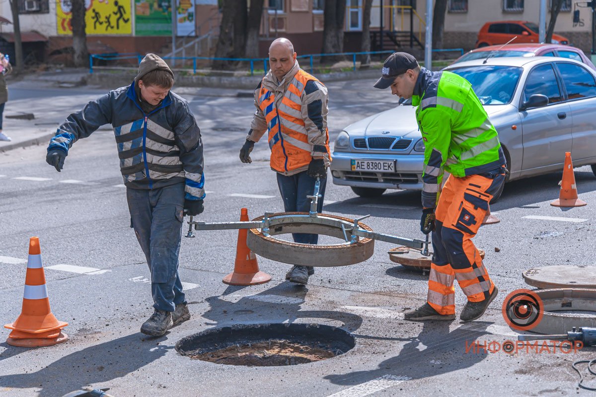 В Днепре на Слобожанском проспекте меняют люки В Днепре на Слобожанском проспекте меняют люки