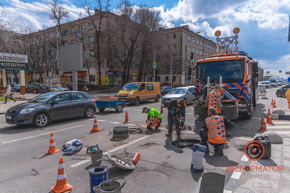 Здесь заменяют 2 люка Здесь заменяют 2 люка