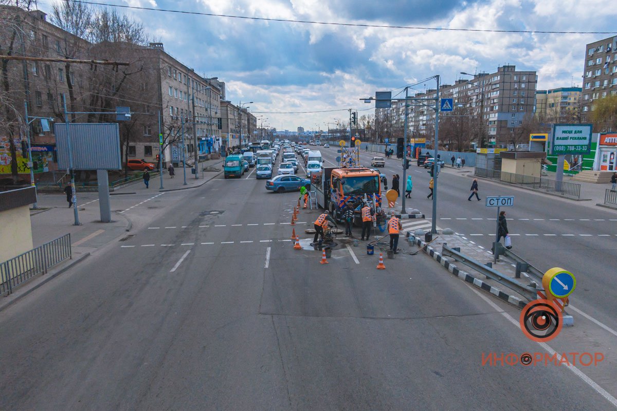 Движение затруднено, объезд слева Движение затруднено, объезд слева