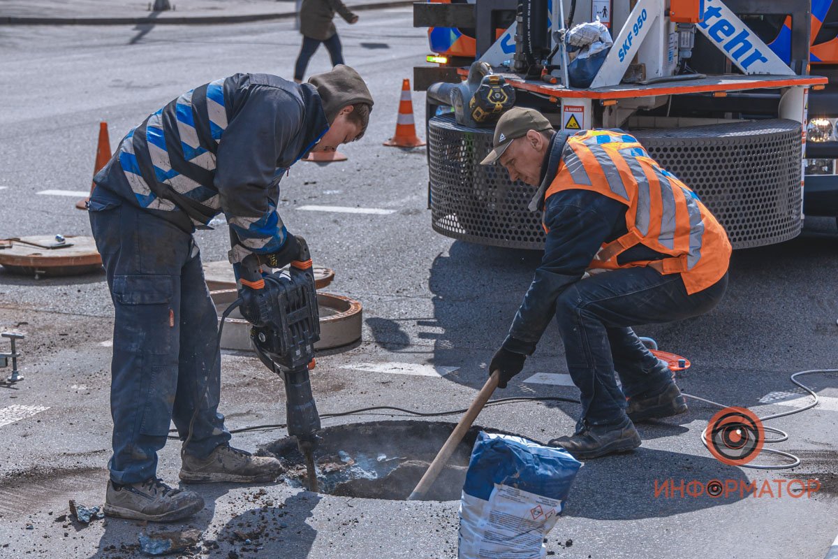 Установка новых люков на проезжей части Установка новых люков на проезжей части