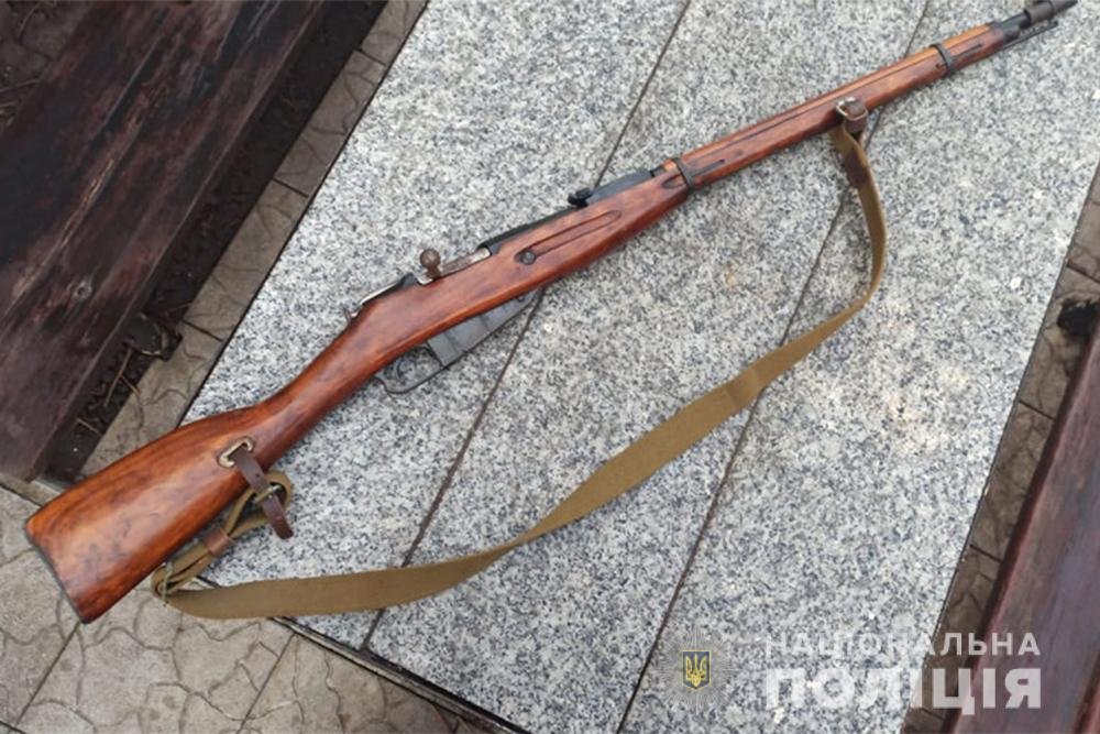 Также у них нашли две гранаты, мину, винтовку и патроны Также у них нашли две гранаты, мину, винтовку и патроны