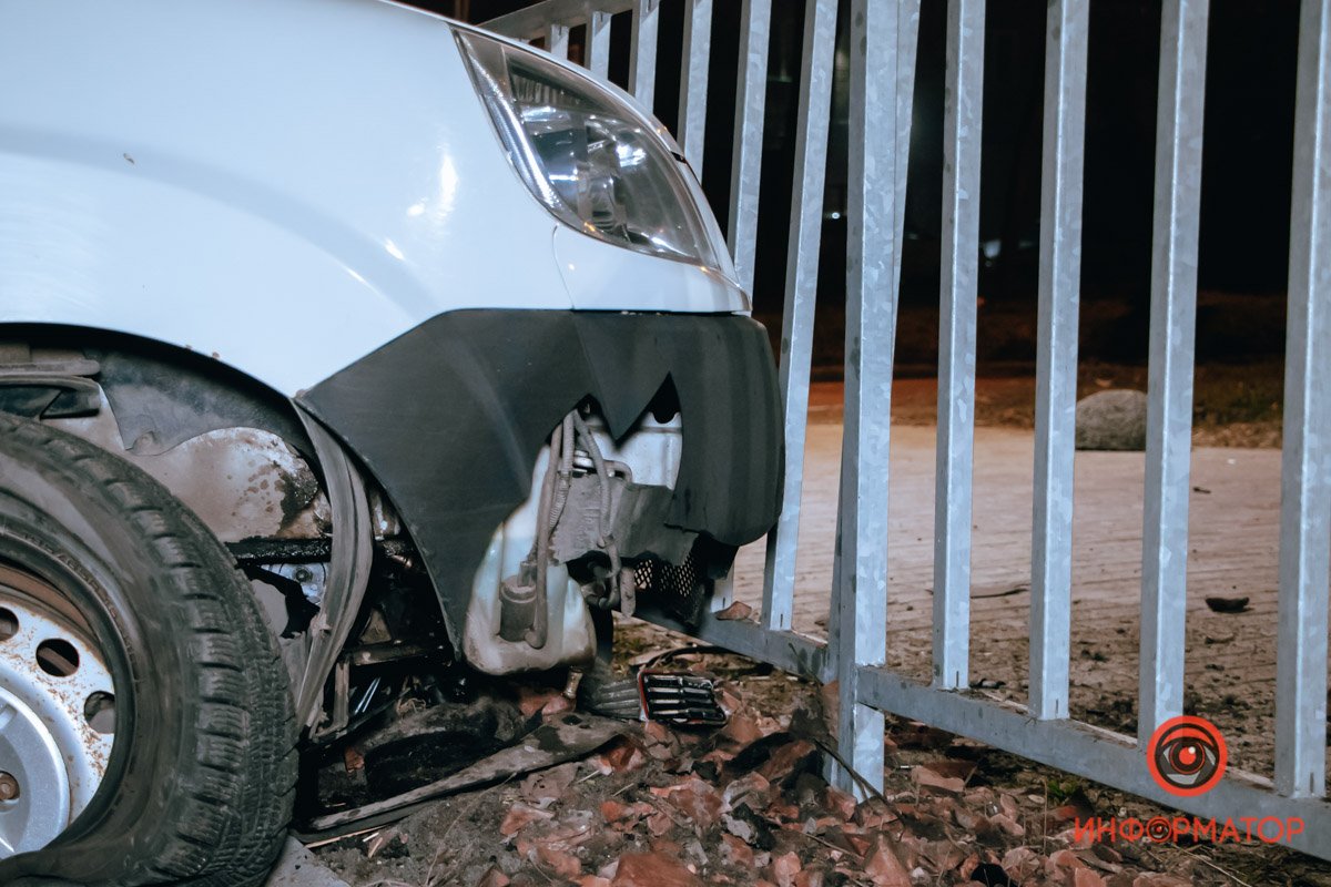 Fiat врезался в ограждение