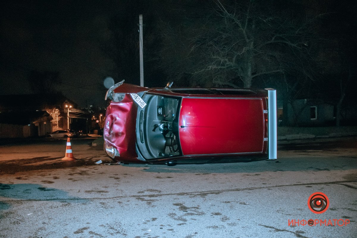При ударе автомобили развернулись в противоположном направлении и перевернулись набок