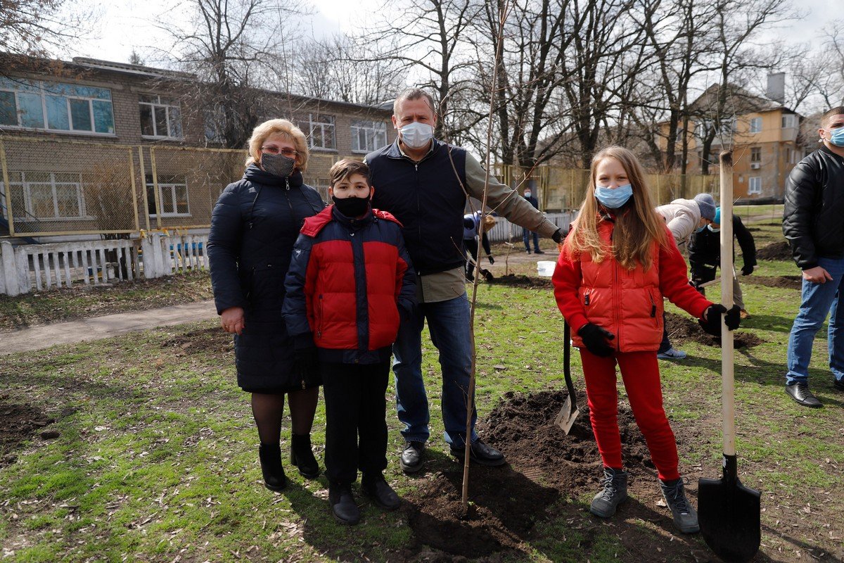 «Связь поколений»: в Днепре горожане всех возрастов объединились, чтобы высадить деревья для нового сквера 1