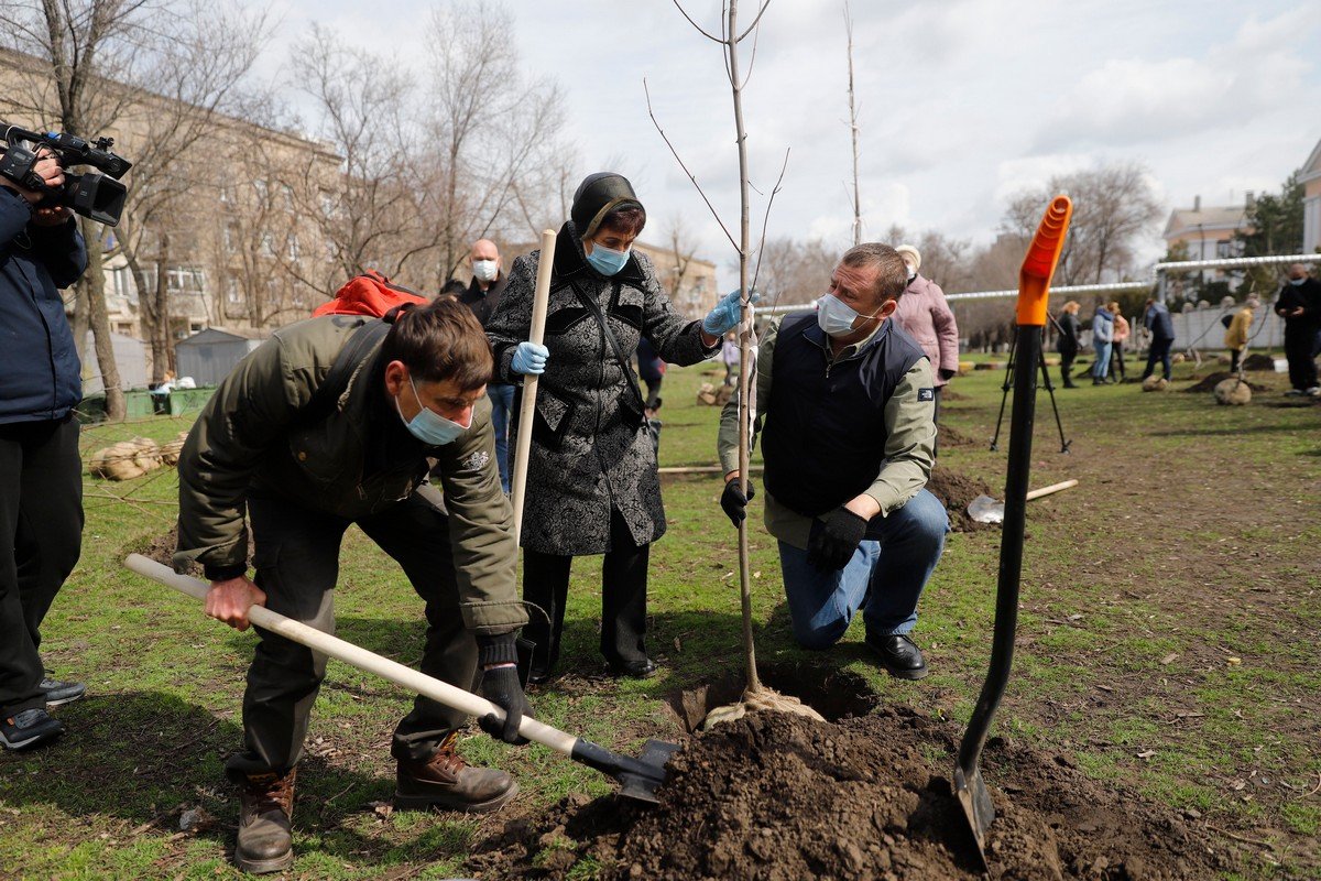 «Связь поколений»: в Днепре горожане всех возрастов объединились, чтобы высадить деревья для нового сквера 4