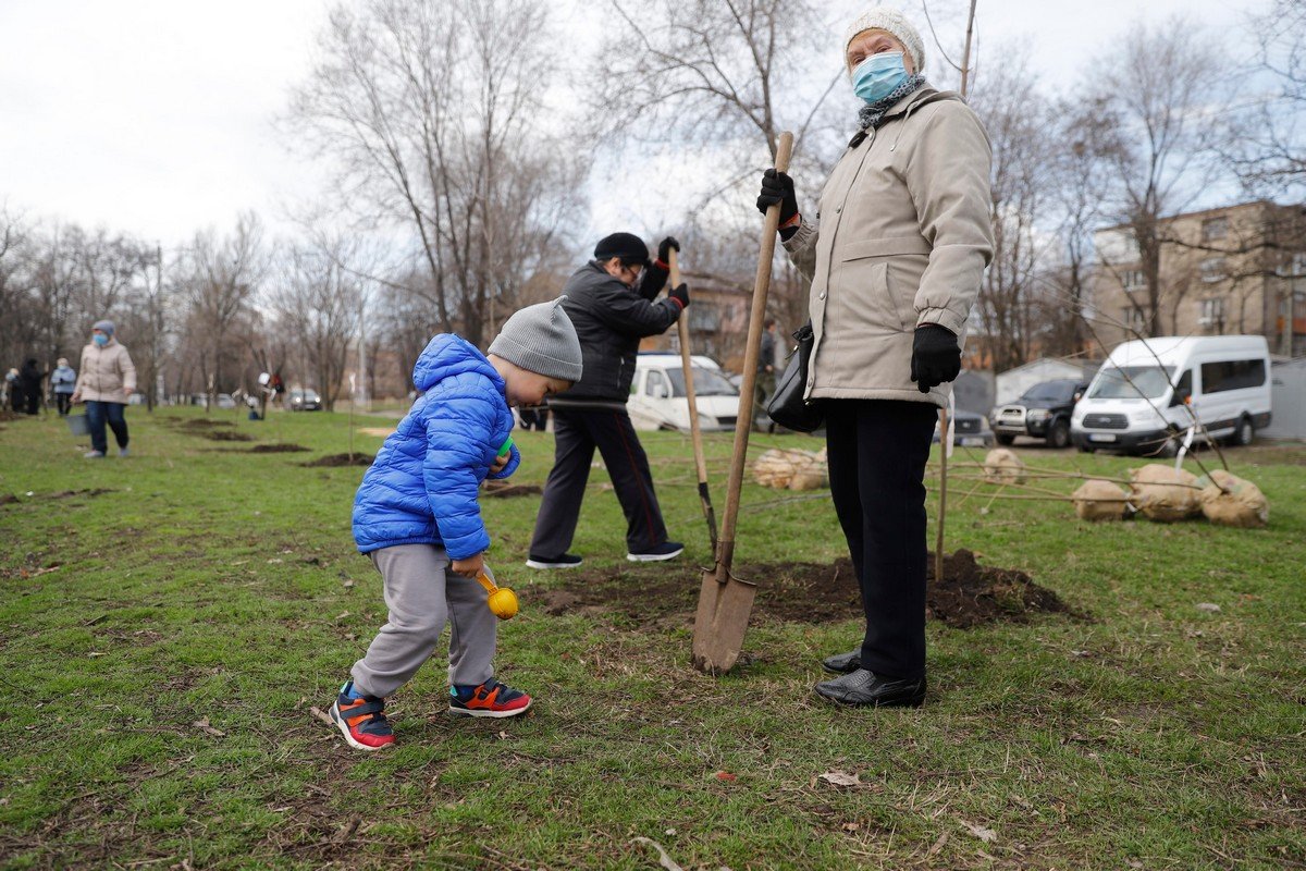 «Связь поколений»: в Днепре горожане всех возрастов объединились, чтобы высадить деревья для нового сквера 5