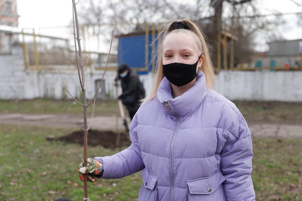 «Связь поколений»: в Днепре горожане всех возрастов объединились, чтобы высадить деревья для нового сквера 6