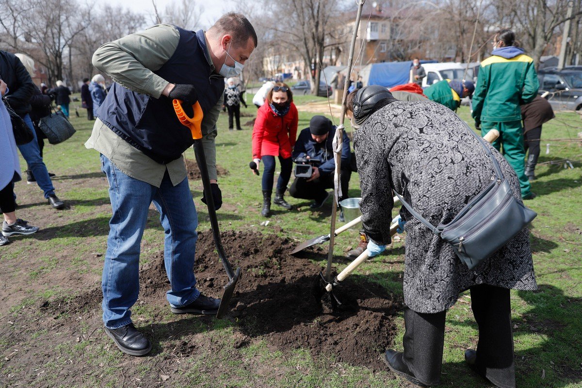 «Связь поколений»: в Днепре горожане всех возрастов объединились, чтобы высадить деревья для нового сквера 7