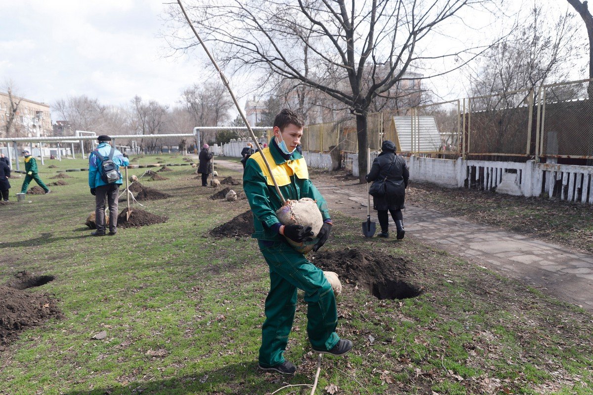 «Связь поколений»: в Днепре горожане всех возрастов объединились, чтобы высадить деревья для нового сквера 8