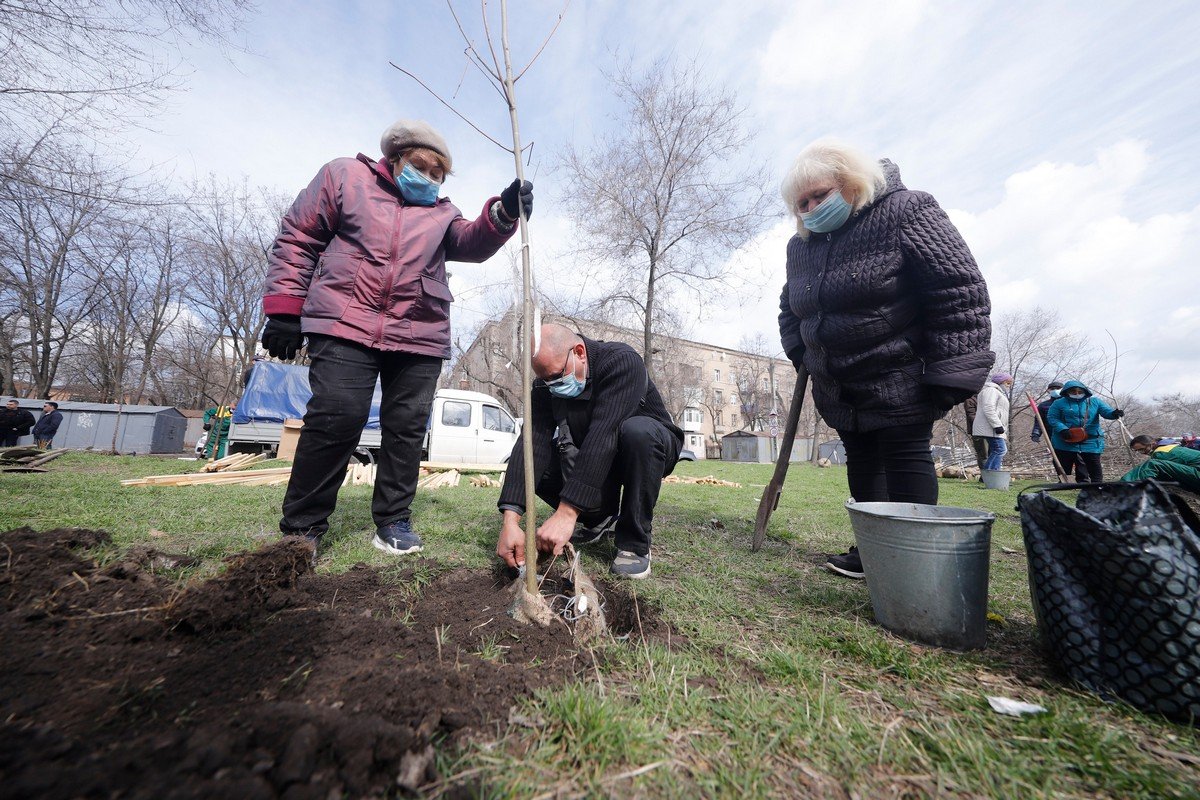 «Связь поколений»: в Днепре горожане всех возрастов объединились, чтобы высадить деревья для нового сквера 9