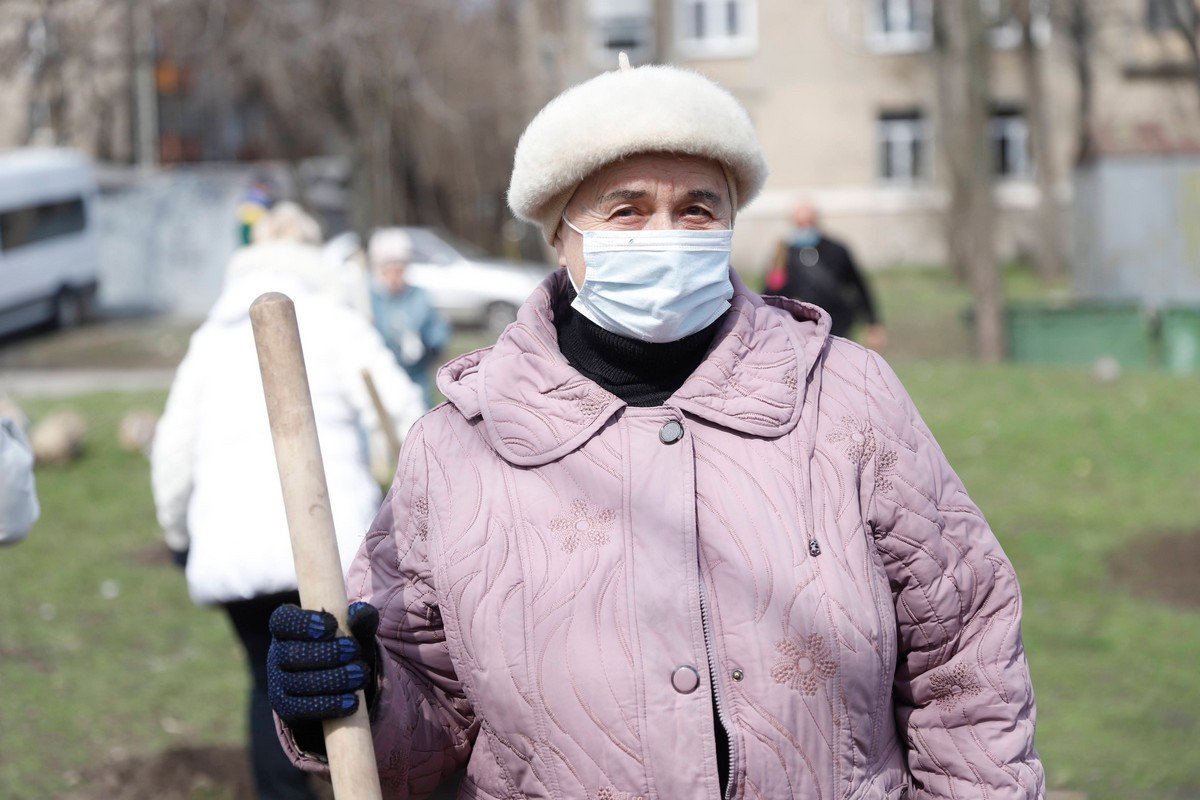 «Связь поколений»: в Днепре горожане всех возрастов объединились, чтобы высадить деревья для нового сквера 10