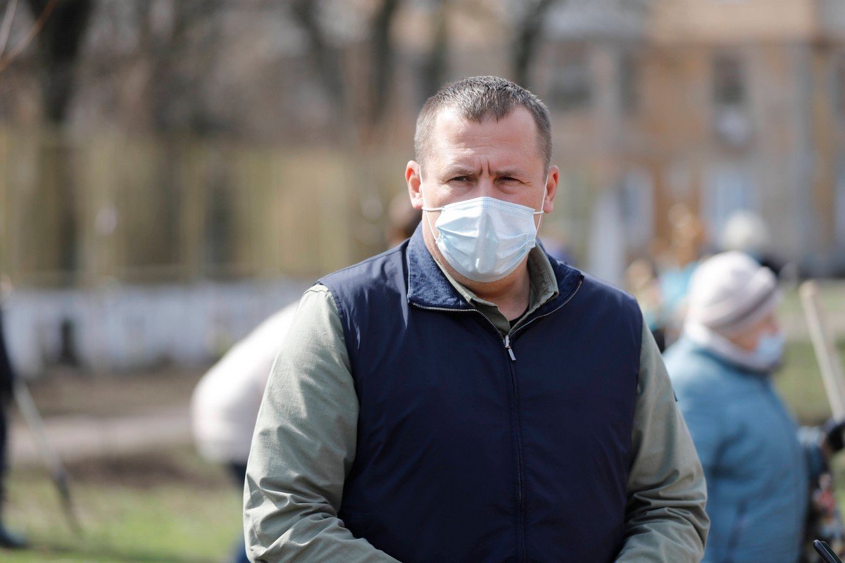 «Связь поколений»: в Днепре горожане всех возрастов объединились, чтобы высадить деревья для нового сквера 12