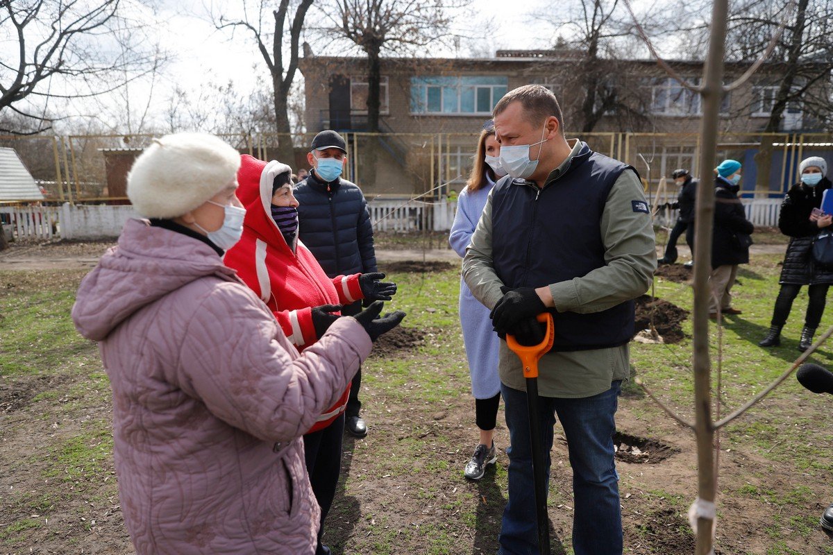«Связь поколений»: в Днепре горожане всех возрастов объединились, чтобы высадить деревья для нового сквера 13