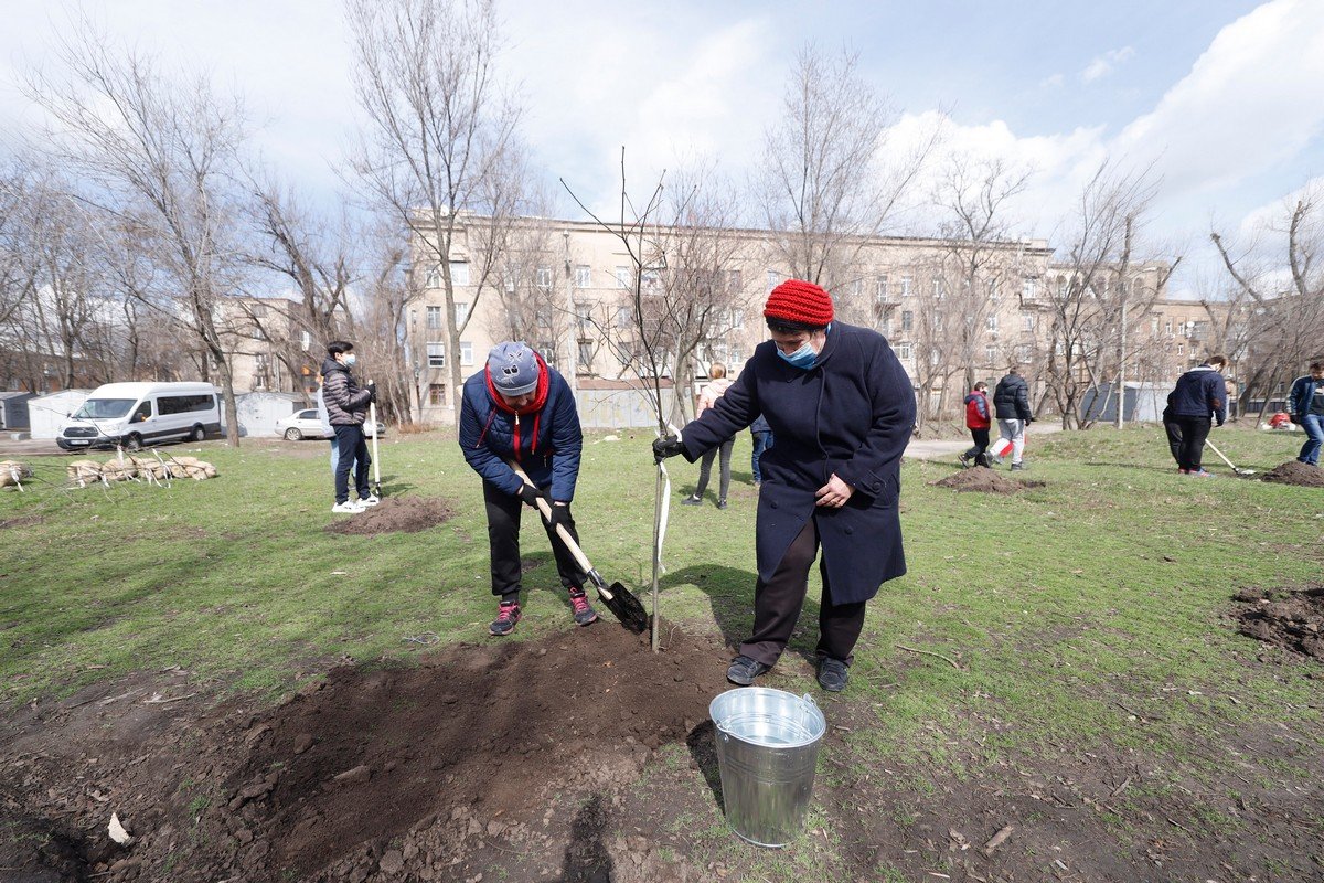«Связь поколений»: в Днепре горожане всех возрастов объединились, чтобы высадить деревья для нового сквера 17