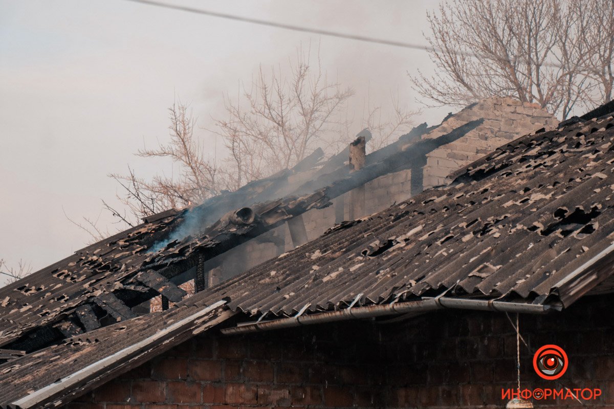 Огонь уничтожил крышу и имущество Огонь уничтожил крышу и имущество