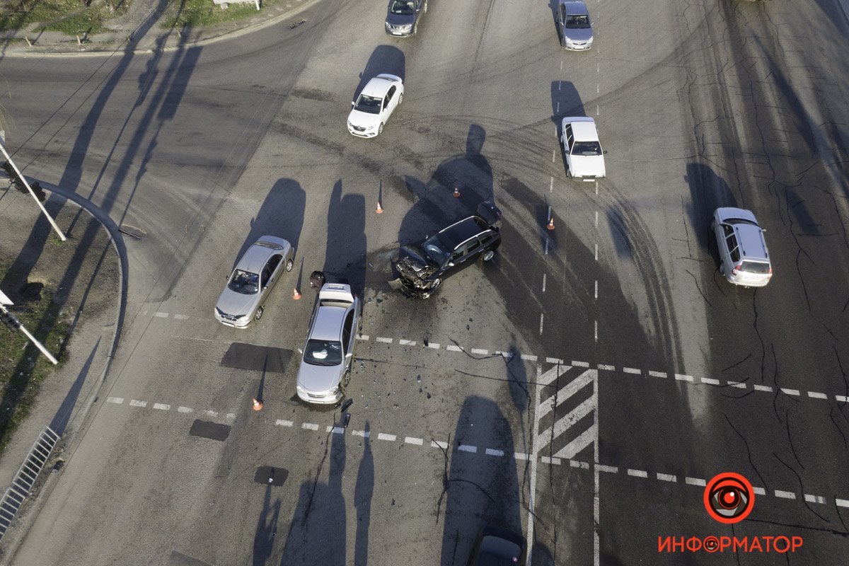 На перекрестке второй автомобиль повернул влево на улицу Павлова