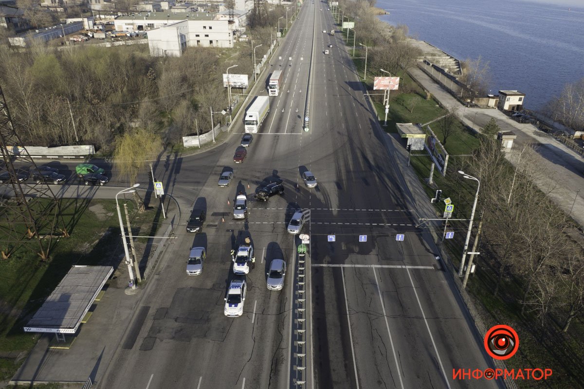 В результате аварии две полосы движения заняты