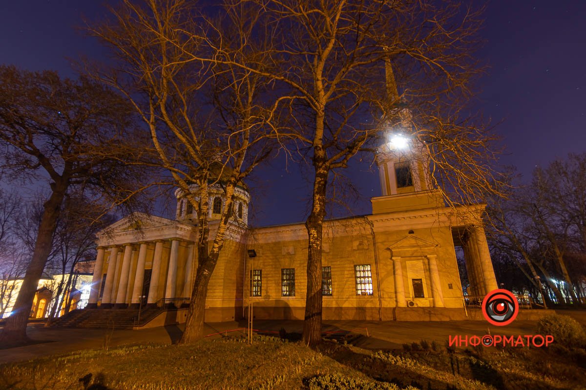 Кругом никого, только деревья и звезды