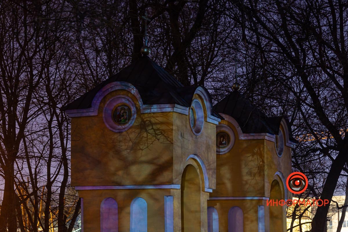 Живописные башенки в обрамлении деревьев