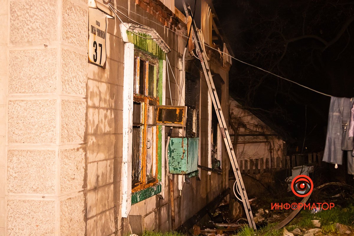 В Службу спасения о пожаре в доме №37 сообщили примерно в 2:20