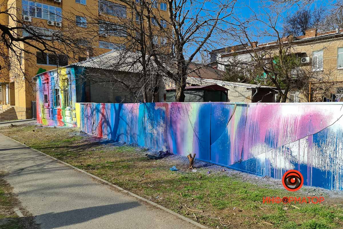 Стал ярким и забор здания