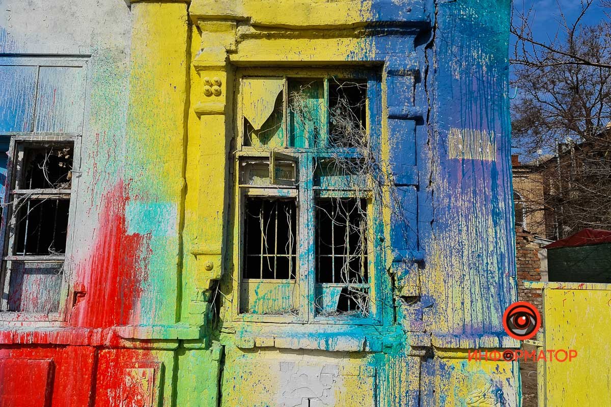 Дом давно стоял заброшенным