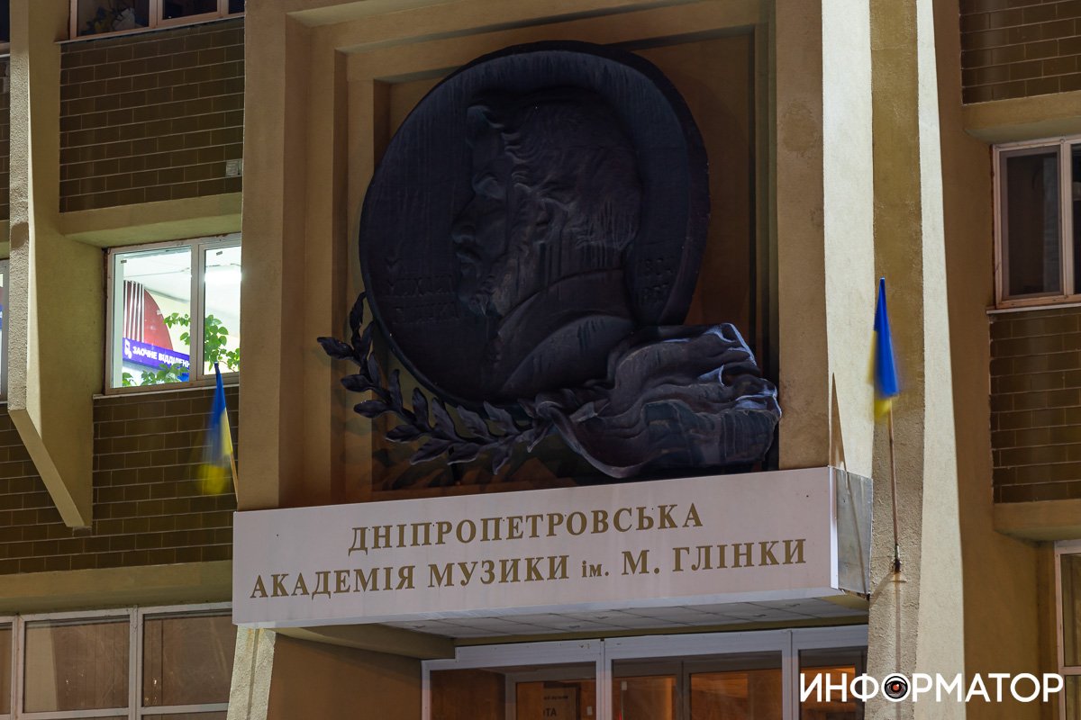 Над входом в альма-матер Над входом в альма-матер